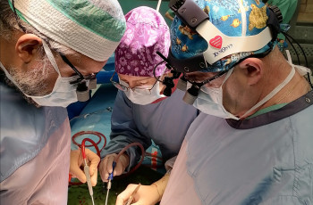 Prof. Andrzej Kansy z Zespołem Kliniki Kardiochirurgii IPCZD przeprowadził unikalną operację Ross – Konno
