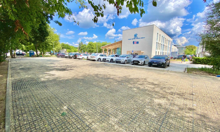 Nowe miejsca parkingowe przy Centrum Psychiatrii i Onkologii Dzieci i Młodzieży