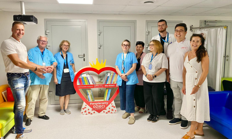 Nowa biblioteczka w Zakładzie Medycyny Nuklearnej od Fundacji MARTEL