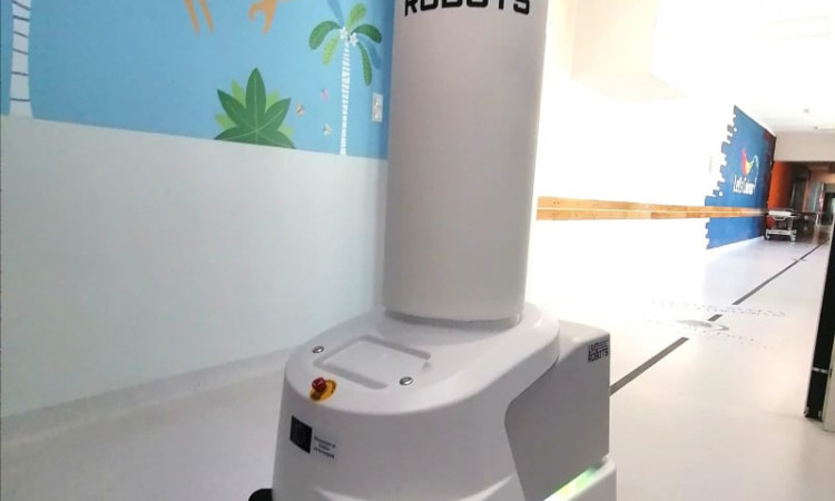 Nowoczesny Robot UVD do dezynfekcji i dekontaminacji pomieszczeń.