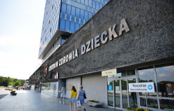 Zdjęcie wejścia do instytutu „Pomnik-Centrum Zdrowia Dziecka”